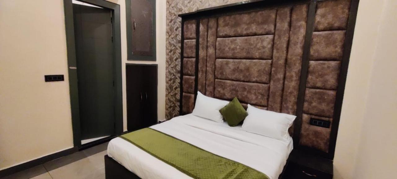 Hotel O'tree Premium Mathura